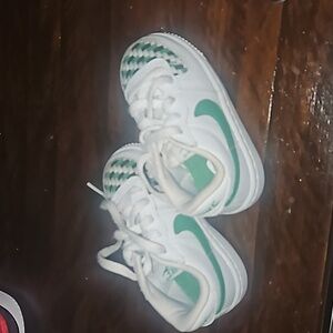 Toddler boy nike shoe size 5.5